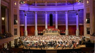 Viele Kinder und Jugendliche musizieren auf einer groen Bhne in einem Konzertsaal