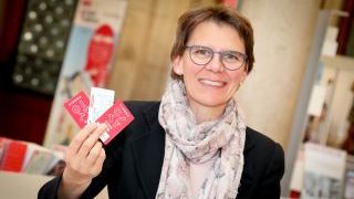 Frau hlt die Vienna City Card in der Hand